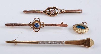 Lot 2515 - A selection of yellow metal bar brooches,...