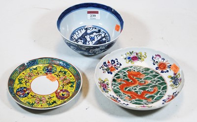 Lot 239 - A Chinese export blue and white dragon bowl,...