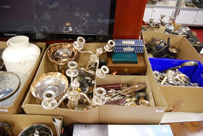 Lot 276 - Assorted plated wares, to include pair of...