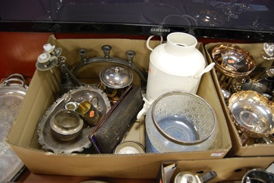 Lot 278 - A box of assorted plated and metalwares, to...