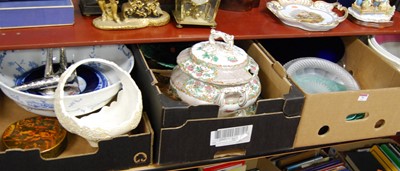 Lot 79 - A collection of various ceramics to include a...