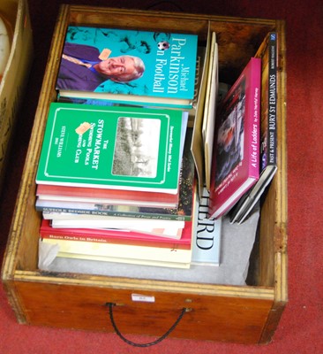Lot 85 - A box of mixed signed books to include Robert...