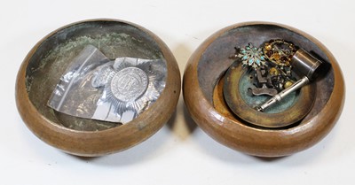 Lot 384 - A collection of miscellaneous items, to...