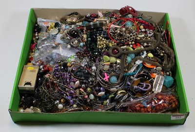 Lot 393 - A large collection of miscellaneous costume...