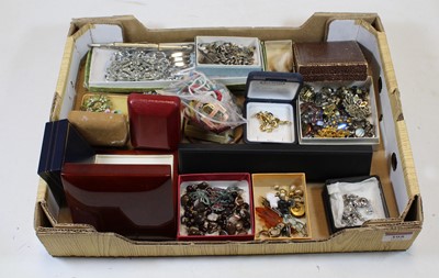 Lot 395 - A collection of assorted mainly costume...