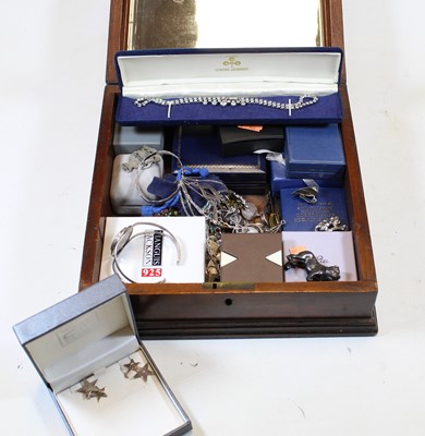 Lot 421 - A collection of miscellaneous, mainly costume,...