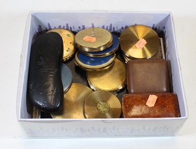 Lot 423 - A box of miscellaneous items to include a pair...