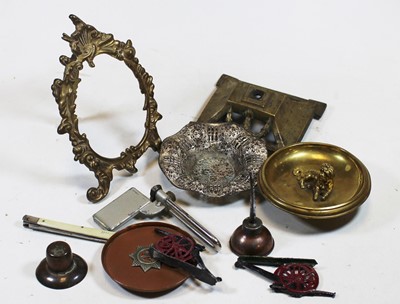 Lot 507 - A small collection of miscellaneous items, to...