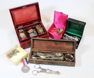 Lot 460 - A box of miscellaneous items to include George...