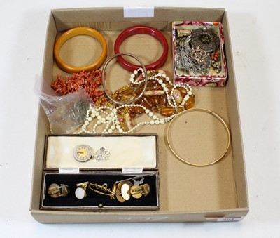 Lot 464 - A collection of miscellaneous costume and...