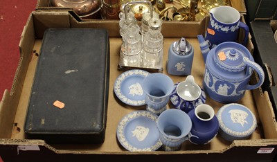 Lot 584 - A box of mixed sundries to include a Wedgwood...