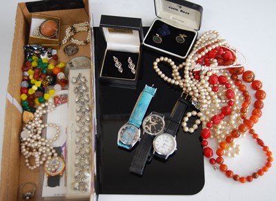 Lot 412 - Assorted costume jewellery to include fashion...