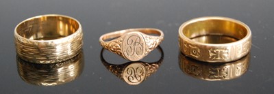 Lot 331 - A 9ct gold wedding band 3.5g, together with a...