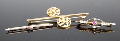 Lot 336 - A 9ct gold amethyst and seed pearl set bar...