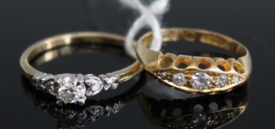 Lot 354 - An 18ct gold diamond 5 stone ring, the...
