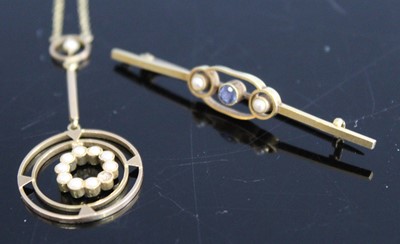 Lot 362 - A 15ct gold and seed pearl set pendant 2.5g on...