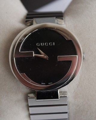 Lot 378 - A ladies Gucci quartz fashion watch in...