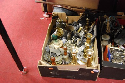 Lot 284 - A box of mixed metalware including brass...