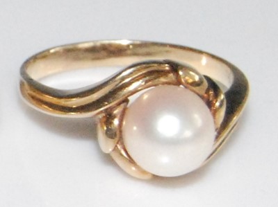 Lot 2621 - A yellow metal crossover style ring with a...