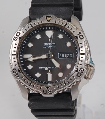 Lot 2699 - A gent's Seiko divers 200m steel cased...
