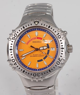 Lot 2702 - A gent's Seiko divers 200m steel cased kinetic...