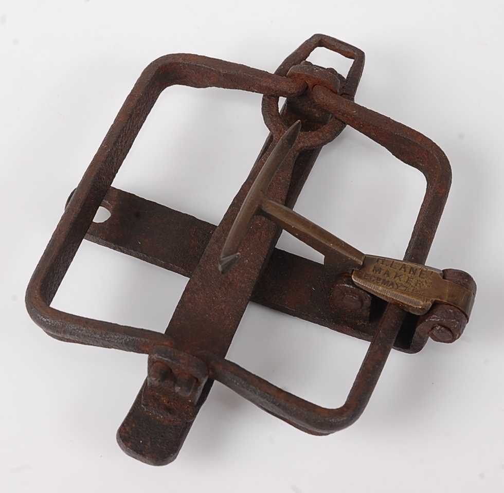 Lot 323 - A Victorian iron kingfisher trap, having 3 1/2"...