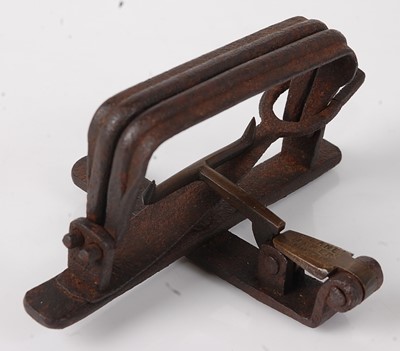 Lot 323 - A Victorian iron kingfisher trap, having 3 1/2"...