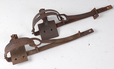 Lot 327 - * A 19th century steel gin trap, having 3 1/2"...