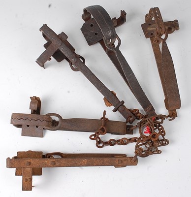 Lot 330 - * A 19th century steel gin trap, having 4"...