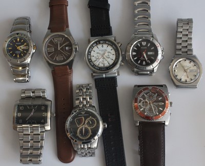 Lot 400 - A collection of gents steel cased fashion...