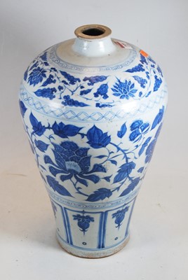 Lot 149 - A Chinese export blue & white Meiping shaped...