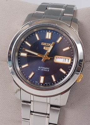 Lot 408 - A gent's Seiko 5 steel cased...