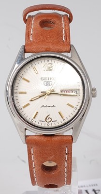Lot 410 - A gent's steel cased automatic wristwatch,...