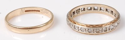 Lot 439 - A 9ct gold wedding band, 1.6g; together with a...