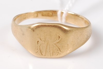 Lot 444 - An 18ct gold gent's signet ring, 7.1g, size X