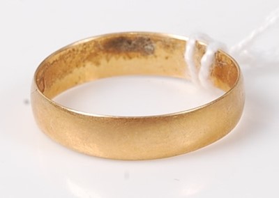 Lot 445 - A 22ct gold wedding band, 3.3g, size R/S