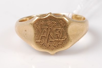 Lot 447 - An 18ct gold gent's signet ring, 7.7g, size R