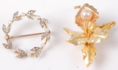 Lot 434 - A modern 18ct gold and cultured pearl set leaf...