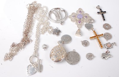 Lot 476 - Assorted contemporary silver and white metal...