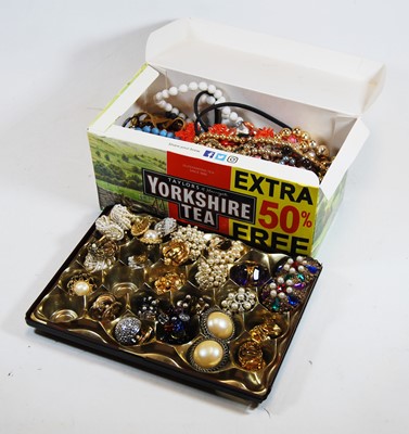 Lot 485 - A quantity of modern costume jewellery to...