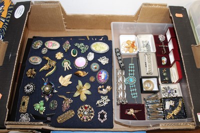 Lot 492 - Assorted costume jewellery, to include two...