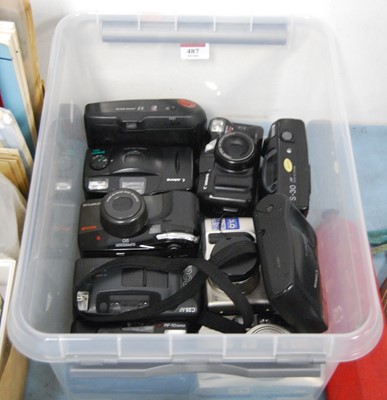Lot 487 - A quantity of late 20th century 35mm cameras...