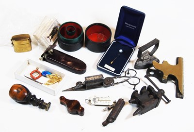 Lot 355 - A box of miscellaneous items to include a...