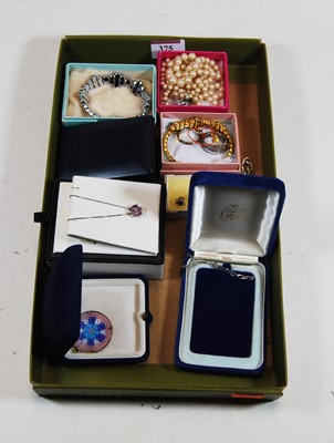 Lot 375 - A collection of miscellaneous costume...