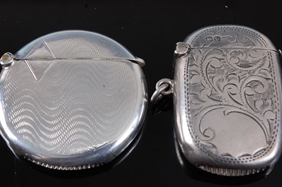 Lot 2095 - A George V silver vesta, of flattened circular...