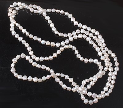 Lot 2221 - An opera length row of 192 baroque freshwater...