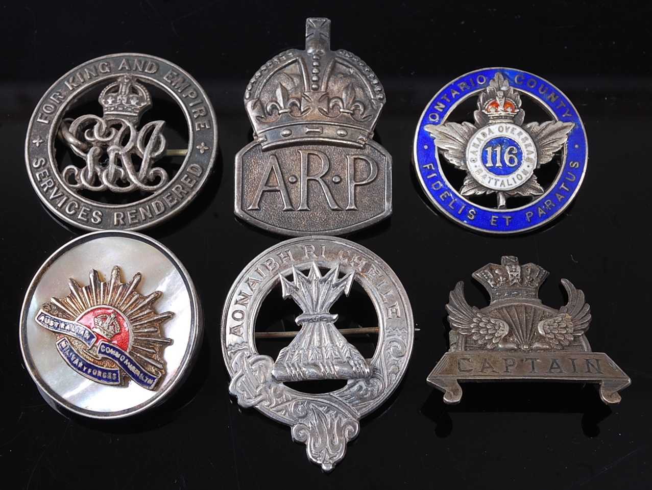 Lot 40 - A WW I silver War Badge, numbered verso 216977,...