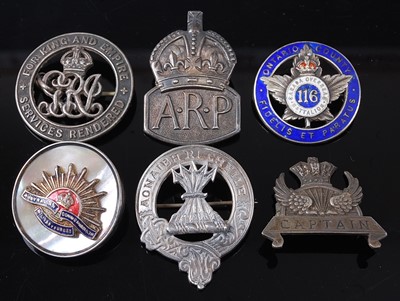 Lot 40 - A WW I silver War Badge, numbered verso 216977,...