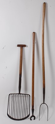Lot 383 - * A early 20th century potato/beet fork,...