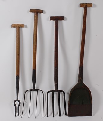Lot 386 - * An early 20th century "roughing" iron /...